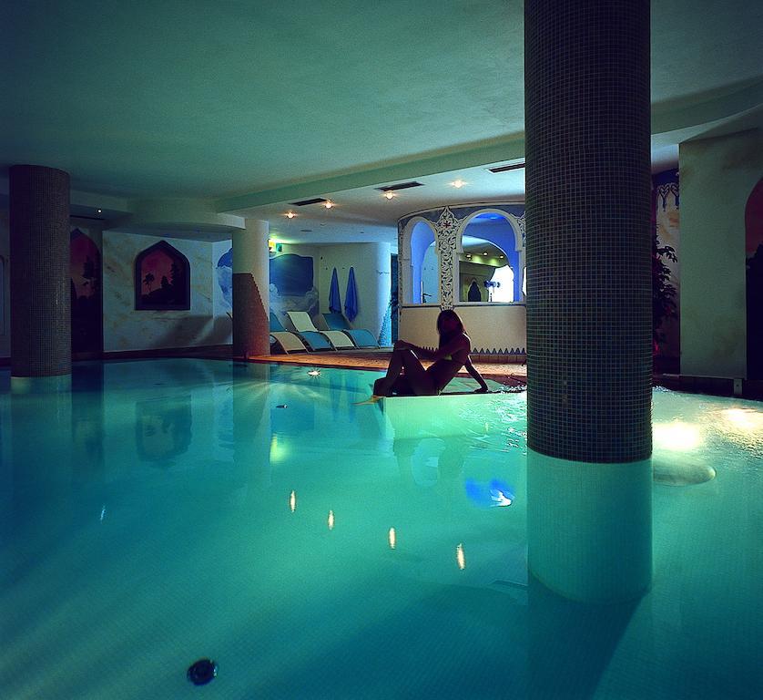 Hotel Alba Wellness & Spa Canazei Extérieur photo